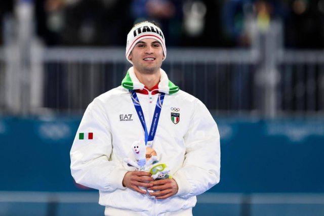Milano-Cortina, Lorello bronzo a 10 minuti da casa: “Medaglia con nonni in tribuna”
