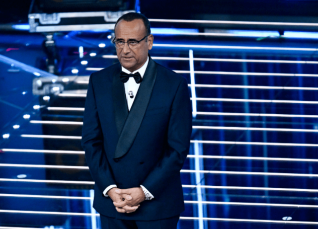 Sanremo, la battuta di Conti alla moglie scatena polemiche. E lui replica: “Ha riso con me”