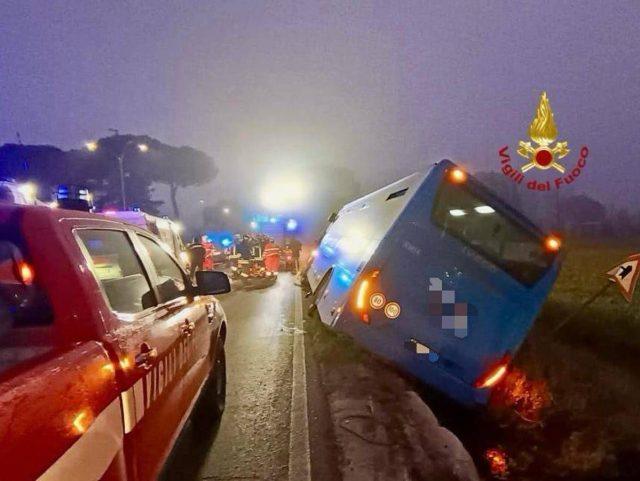 Scontro tra auto, tir e bus nell’Aretino: 5 feriti sulla Sp 327