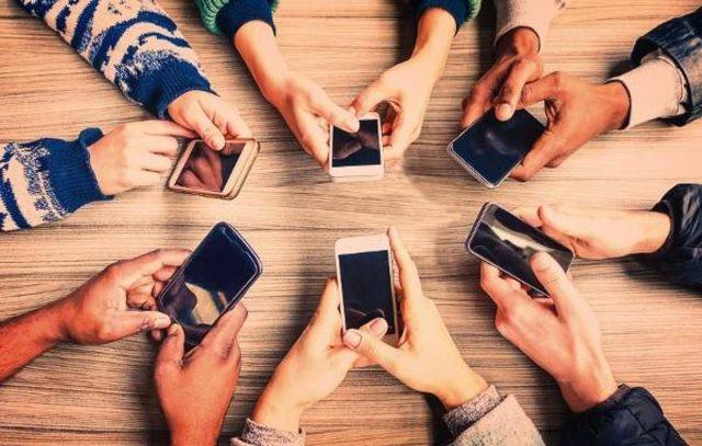 Spagna vieta i social agli under 16: nuove regole per Instagram, TikTok e Grok