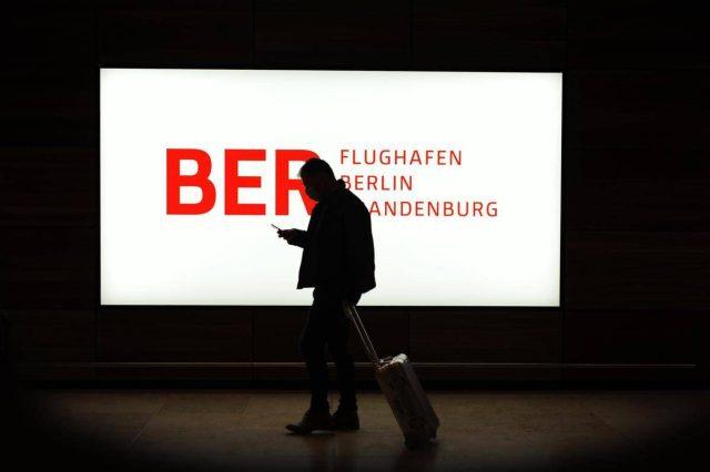 Voli sospesi per ghiaccio all’aeroporto internazionale di Berlino