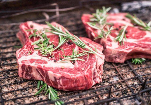 Alzheimer, mangiare più carne può proteggere il cervello: lo studio
