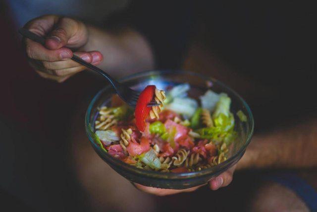 Anche la dieta mediterranea evolve, più efficace se segue l’orologio biologico: i consigli