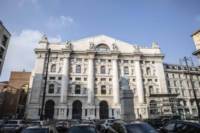 Attacco all’Iran, prezzi petrolio salgono ancora. Borse aprono in rosso