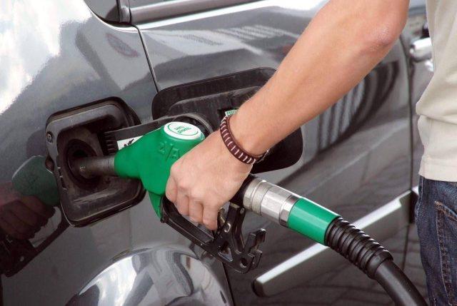 Carburante, pressing su governo per taglio immediato accise ma serve dl in Cdm
