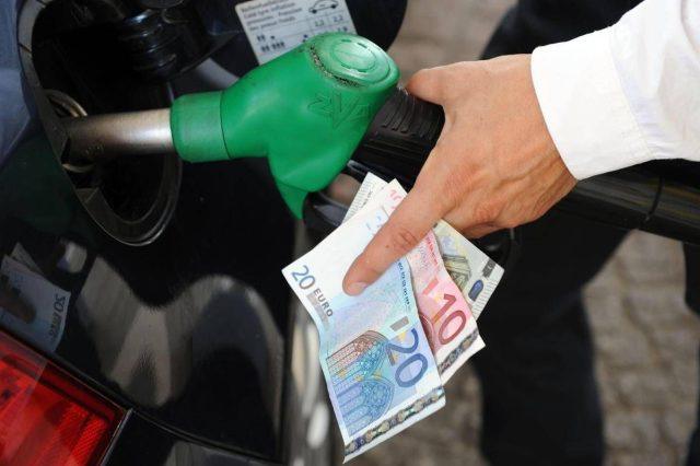 Caro carburanti, oggi il Cdm: sul tavolo proroga taglio accise