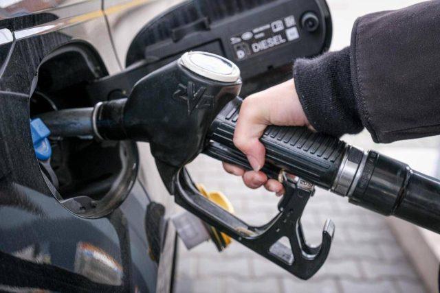 Caro carburanti, prezzo diesel e benzina: cosa è cambiato con tregua tra Usa e Iran