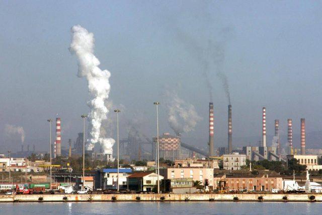 Ex Ilva, Urso: “Negoziato verso svolta. Da Arcelor Mittal azione sistematica di saccheggio”