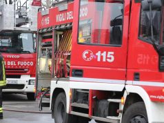 Paura in via Roma: crolla un pezzo di cornicione e colpisce una passante