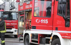 Paura in via Roma: crolla un pezzo di cornicione e colpisce una passante