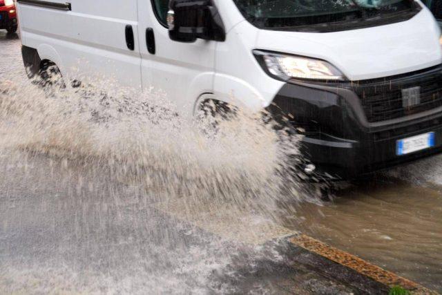 Maltempo sull’Italia anche oggi, allerta gialla in 9 regioni: pioggia, neve e vento fino a burrasca