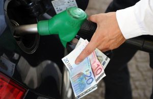 Prezzi carburanti ancora in calo, scendono costi benzina e diesel