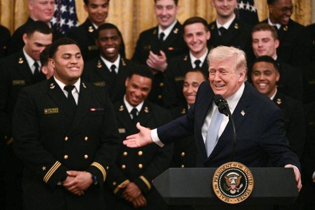 Stretto di Hormuz, Trump prepara fase 2 con navi e marines. Londra concede basi agli Usa
