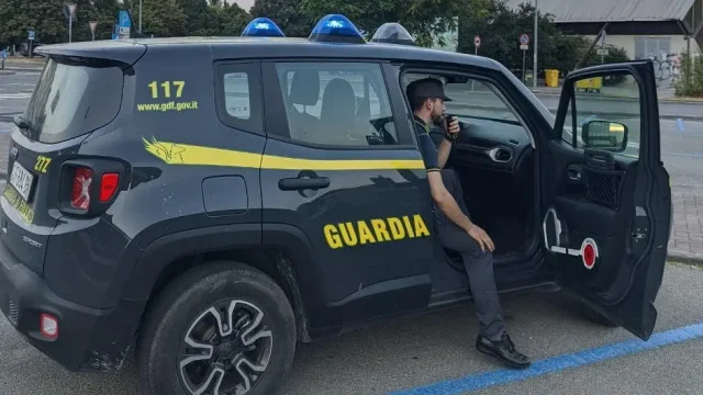 una-pattuglia-della-guardia-di-finanza-durante-i-controlli-foto-darchivio