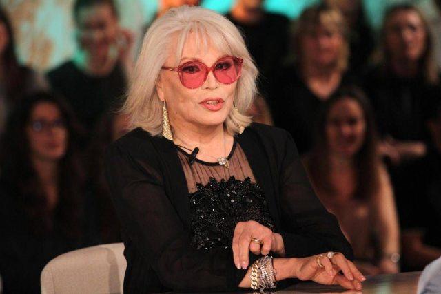 Amanda Lear a Belve: “Dalì era impotente, Bowie? Faceva un po’ schifo…”