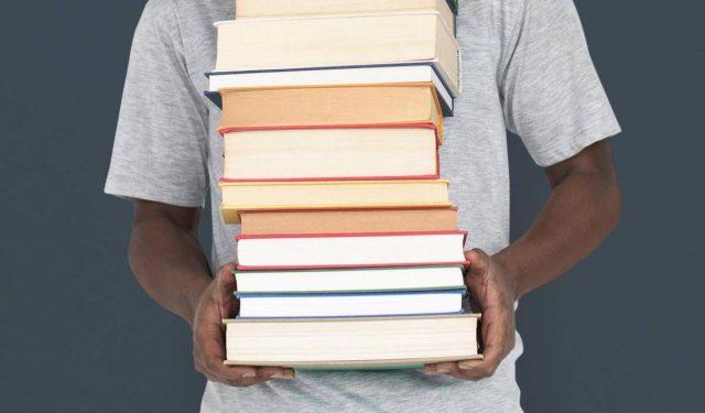 Giornata mondiale del libro, tutte le curiosità: dalla data del 23 aprile alla tradizione delle rose