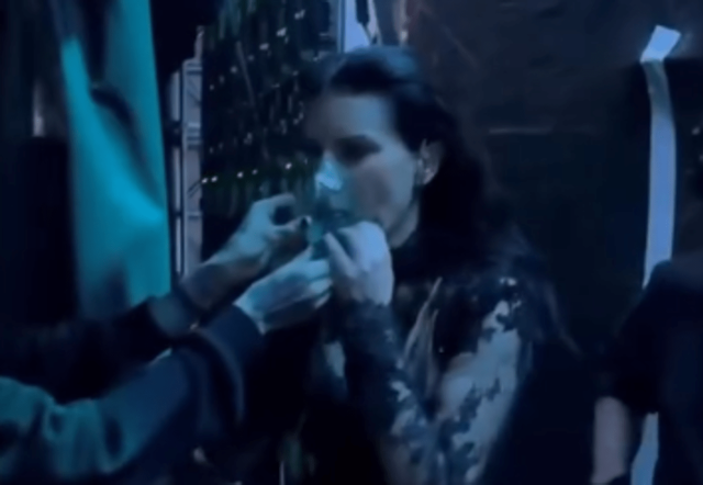 Laura Pausini si sente male, ferma il concerto e si fa portare l’ossigeno sul palco