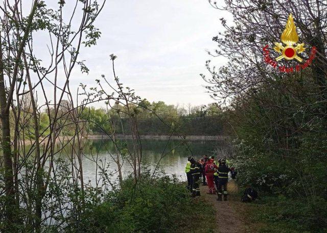 Milano, trovato cadavere in auto nel laghetto di Nerviano