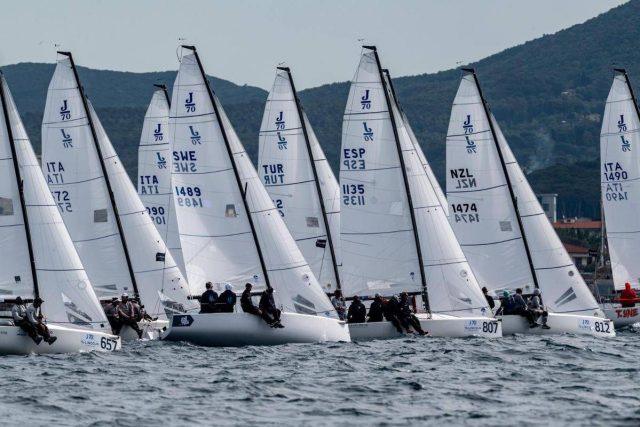Svi 2026, le prime imbarcazioni doppiano lo scoglio di Capri e tornano verso Livorno