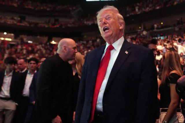 Trump, il nuovo piano: “Blocco subito lo Stretto di Hormuz”. Negoziati o attacco? I messaggi all’Iran