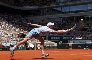 Crollo fisico per Sinner, è fuori al secondo turno del Roland Garros