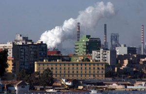 Ex Ilva Taranto, incendio sull’escavatore: operaio scappa e riporta fratture multiple