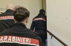 Napoli, picchia la nonna e lo annuncia sui social: arrestato