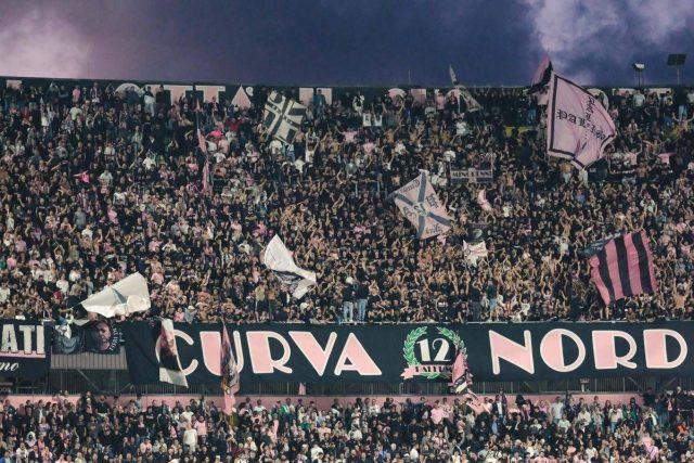 Petardi in campo, rissa e ospiti scortati fuori: caos in Palermo-Catanzaro