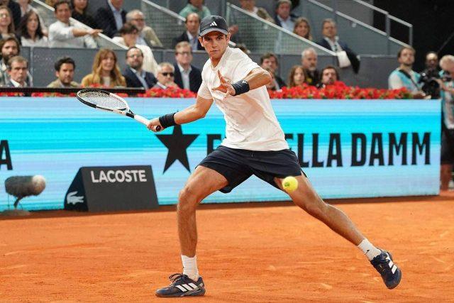 Roland Garros, padre di Jodar litiga con spettatori: “Non vi sedete qui”