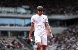 Roland Garros, piove e Zverev vuole chiusura del tetto: “Cosa aspettate?”