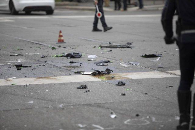 Scontro tra auto e moto a Milano nella notte, morto un 21enne