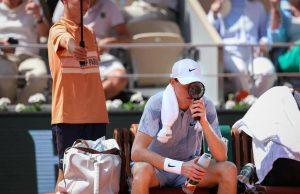 Sinner, crollo fisico al Roland Garros per una ‘cascata fisiologica’: cosa è successo