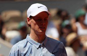 Sinner ha sbagliato a giocare troppo? Da Barazzutti a Bertolucci, l’opinione dei big azzurri sul ko al Roland Garros