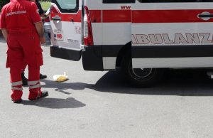 Accoltellato davanti a un bar a Ostia, morto 35enne: aggressore in fuga