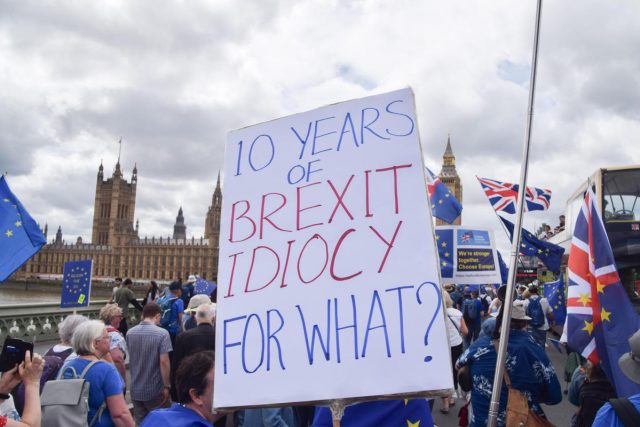 Brexit, 10 anni fa la notte dello strappo: il Leave vince e l’Ue perde 66 milioni di cittadini