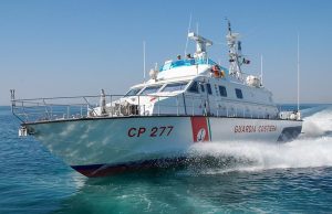 Maxi sequestro di droga nel porto di Cecina, 600 chili di coca a bordo di un gommone
