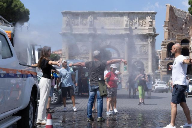 Caldo record, oggi 25 città in allerta rossa. L’allarme: 10mila morti in Europa tra giugno e luglio