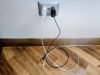 Caricabatteria attaccato alla presa senza telefono, consuma? Cosa succede