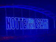 “Notte prima degli esami” la scritta luminosa al Villaggio Scolastico di Pontedera
