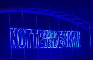 “Notte prima degli esami” la scritta luminosa al Villaggio Scolastico di Pontedera