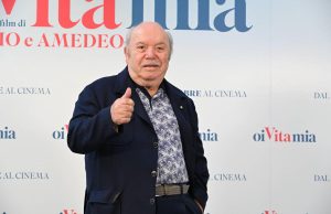 Lino Banfi compie 90 anni: “Il mio segreto? La burrata. Ora sogno un ruolo da cattivo”