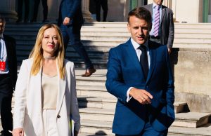 Meloni ritrova Macron, si scioglie il ‘gelo’ sotto il sole di Antibes: “Iniziativa in Libano”