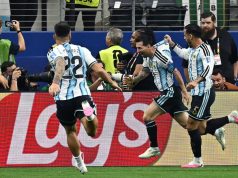 Messi segna, esulta con giornalista e lo commuove: “È la foto della mia vita”