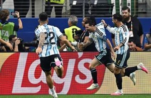 Messi segna, esulta con giornalista e lo commuove: “È la foto della mia vita”