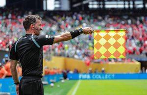 Mondiali, la Fifa rivoluziona il fuorigioco: niente più bandierine ‘in ritardo’