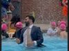 New York apre le piscine, il sindaco Mamdani si tuffa in giacca e cravatta
