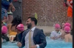 New York apre le piscine, il sindaco Mamdani si tuffa in giacca e cravatta