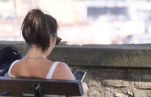 Oltre 270mila euro incassati su OnlyFans, ma percepiva Naspi: denunciata influencer