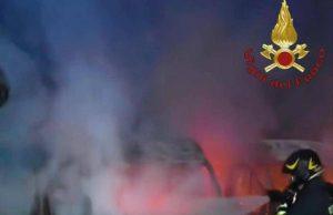 Sette furgoni di una ditta di consegne in fiamme a Fiumicino, indagini polizia
