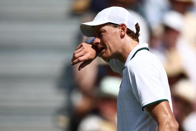 Sinner perde un set a Wimbledon e ‘preoccupa’: “Che gli succede?”